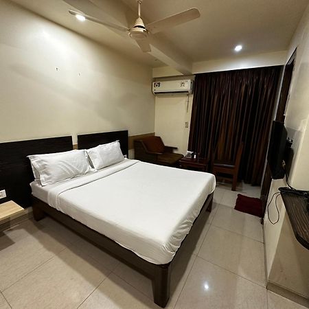 The Saffron Suites Sasupāda Esterno foto