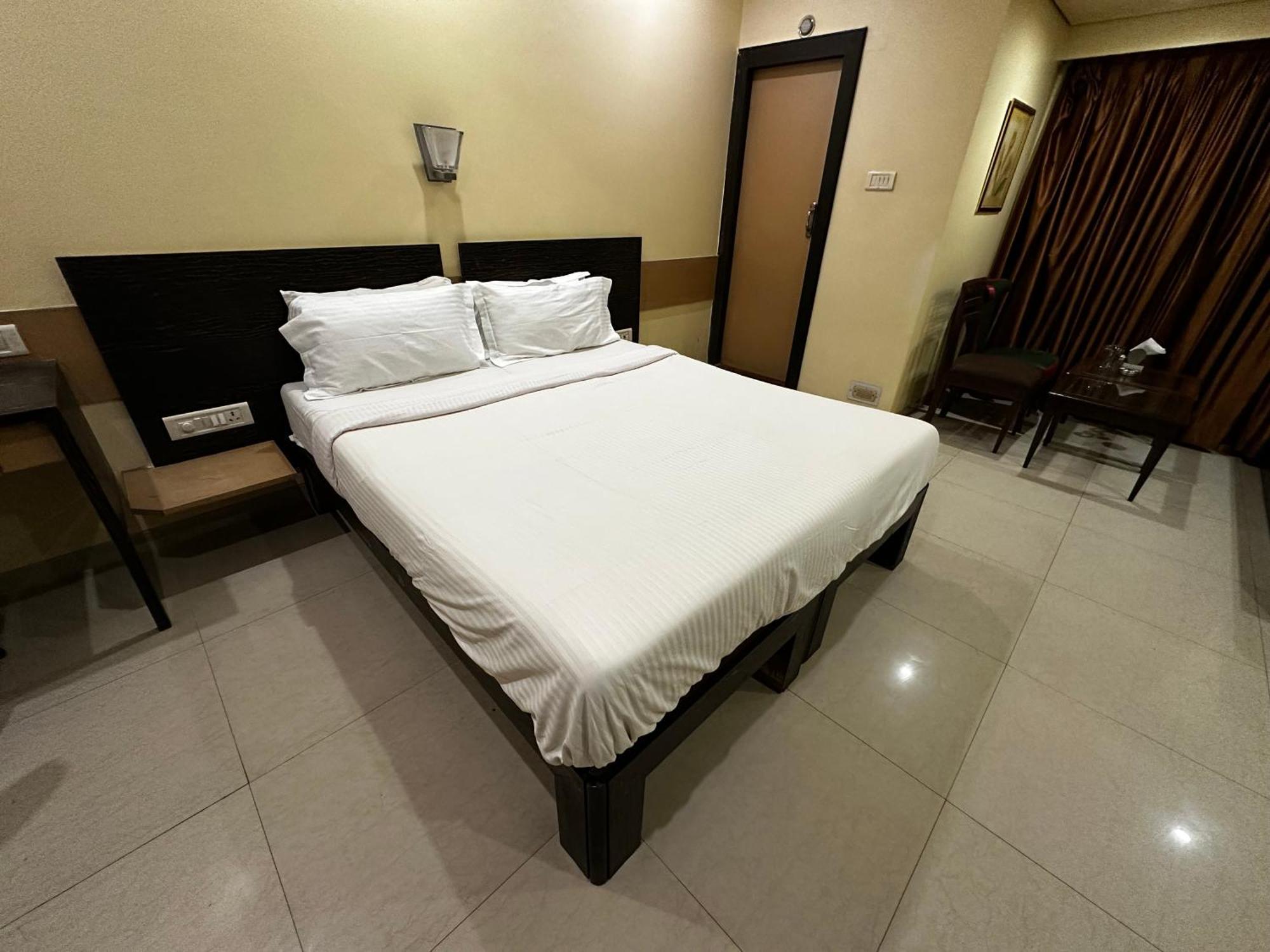 The Saffron Suites Sasupāda Esterno foto