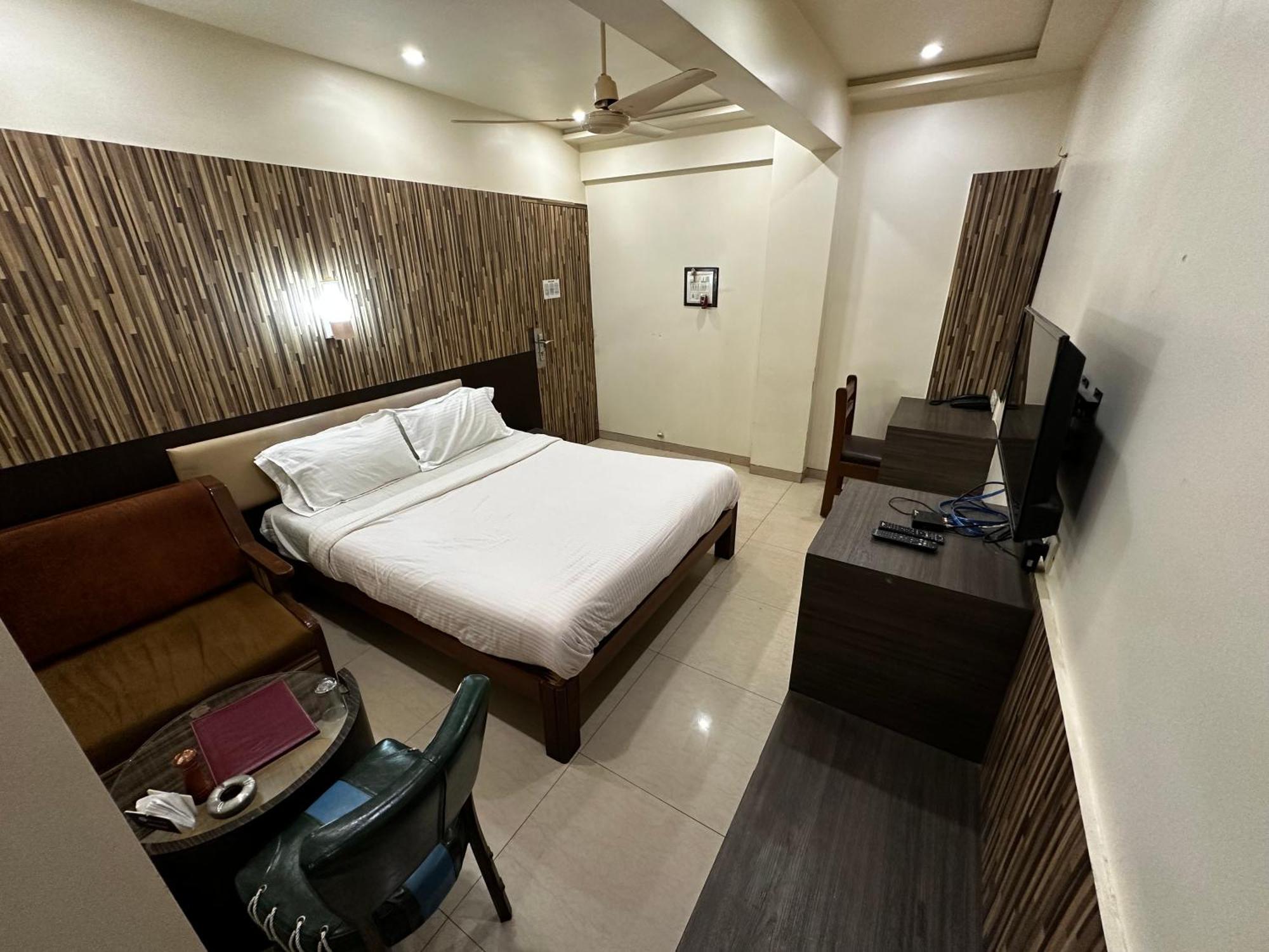 The Saffron Suites Sasupāda Esterno foto