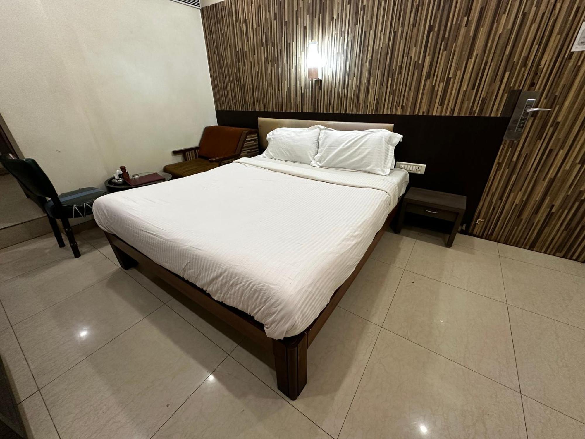 The Saffron Suites Sasupāda Esterno foto