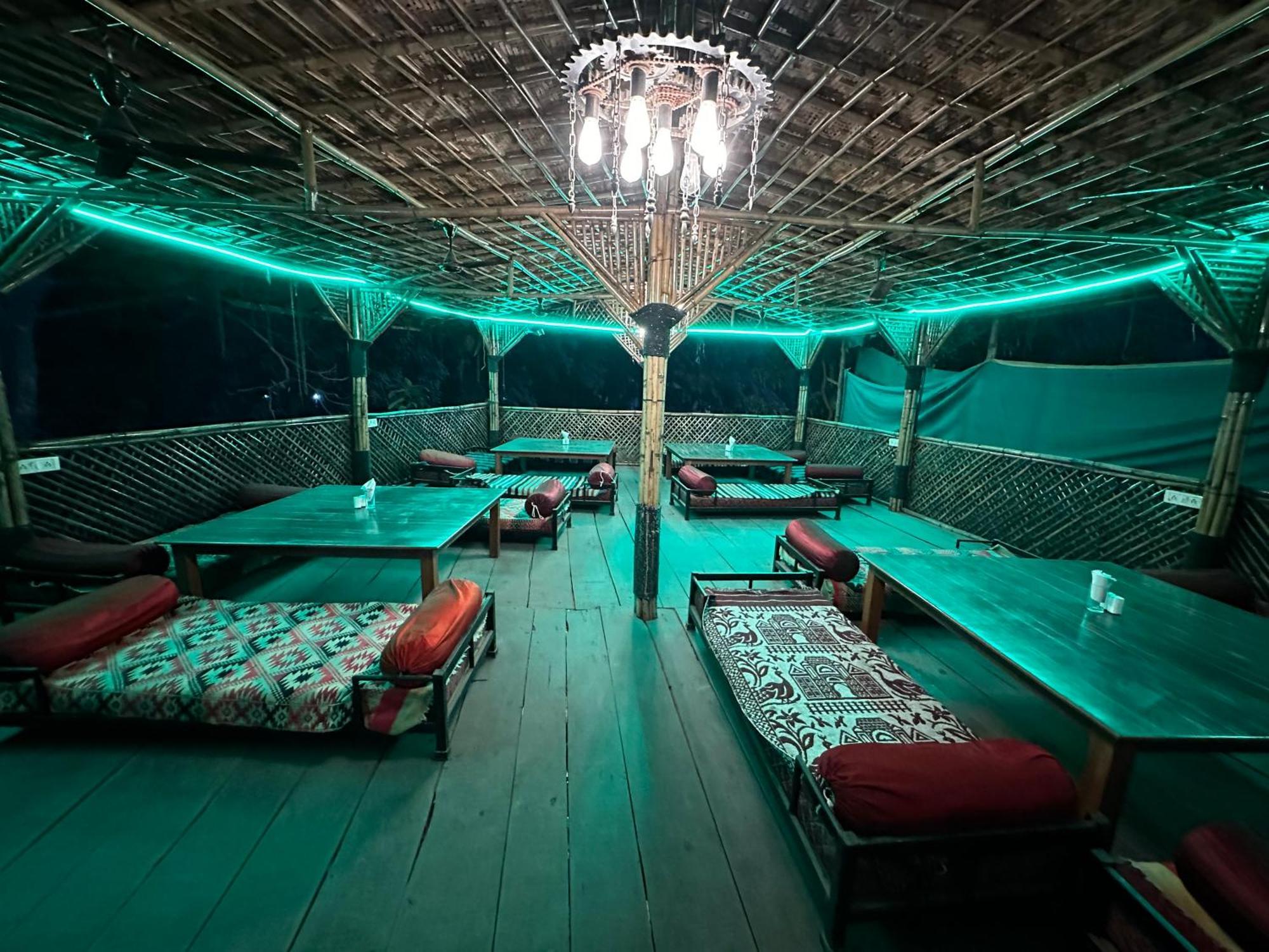The Saffron Suites Sasupāda Esterno foto