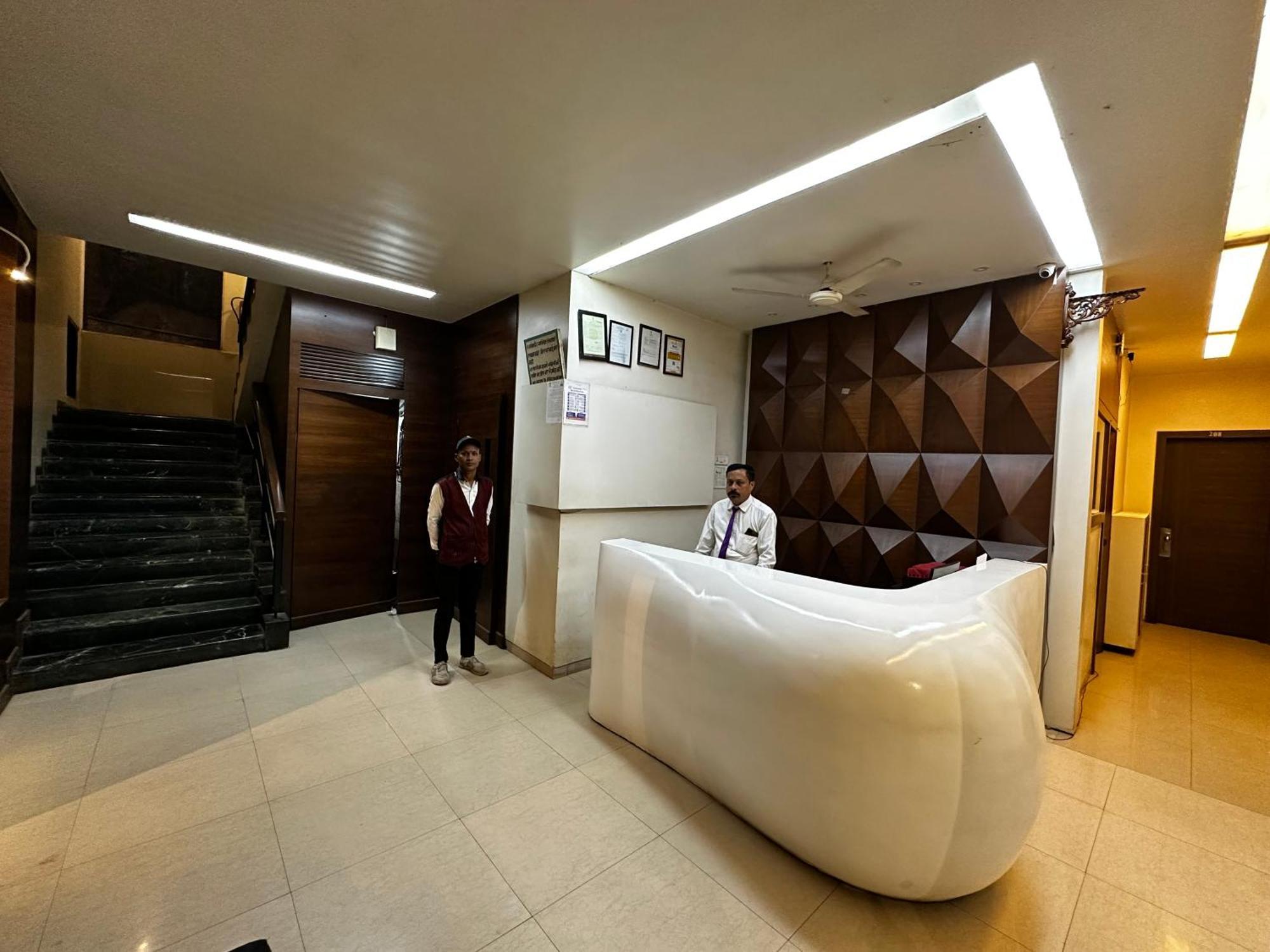 The Saffron Suites Sasupāda Esterno foto