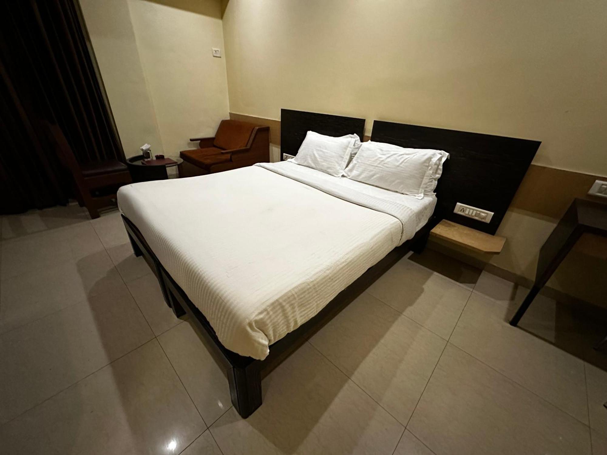 The Saffron Suites Sasupāda Esterno foto