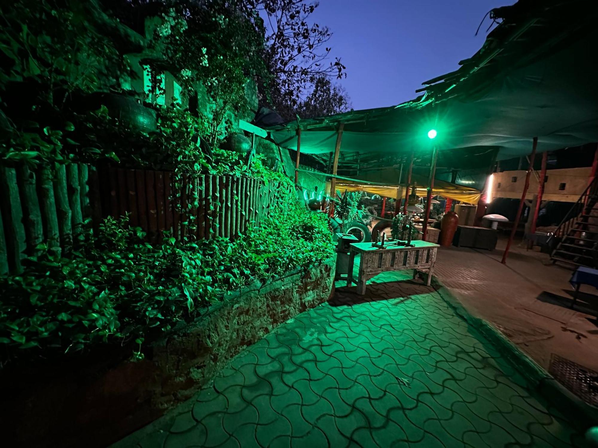 The Saffron Suites Sasupāda Esterno foto
