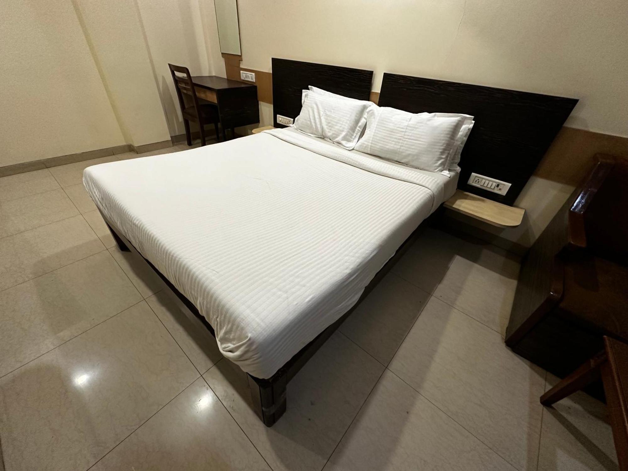 The Saffron Suites Sasupāda Esterno foto