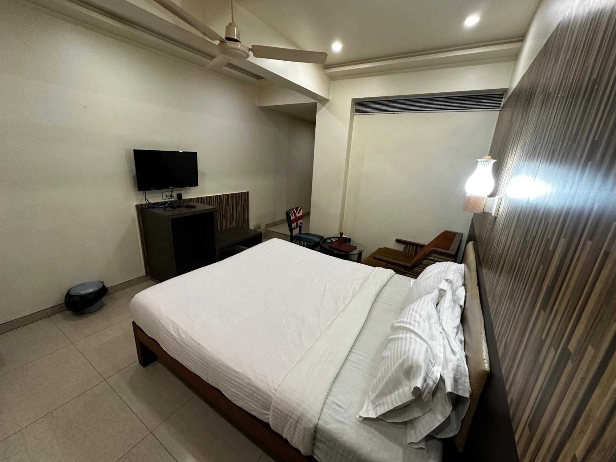 The Saffron Suites Sasupāda Esterno foto