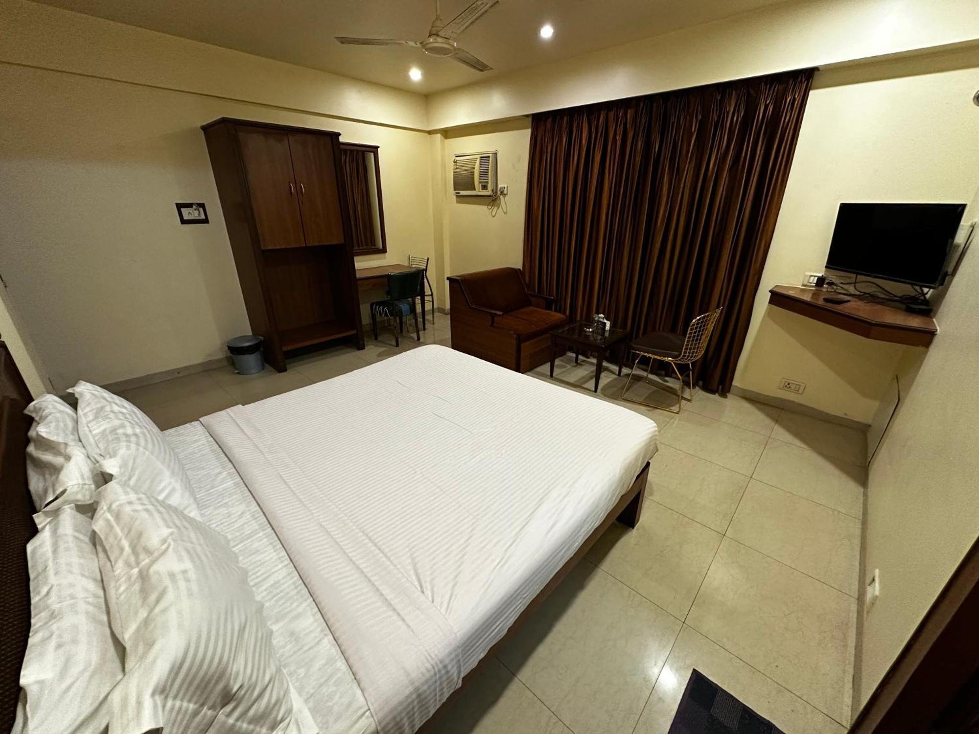 The Saffron Suites Sasupāda Esterno foto