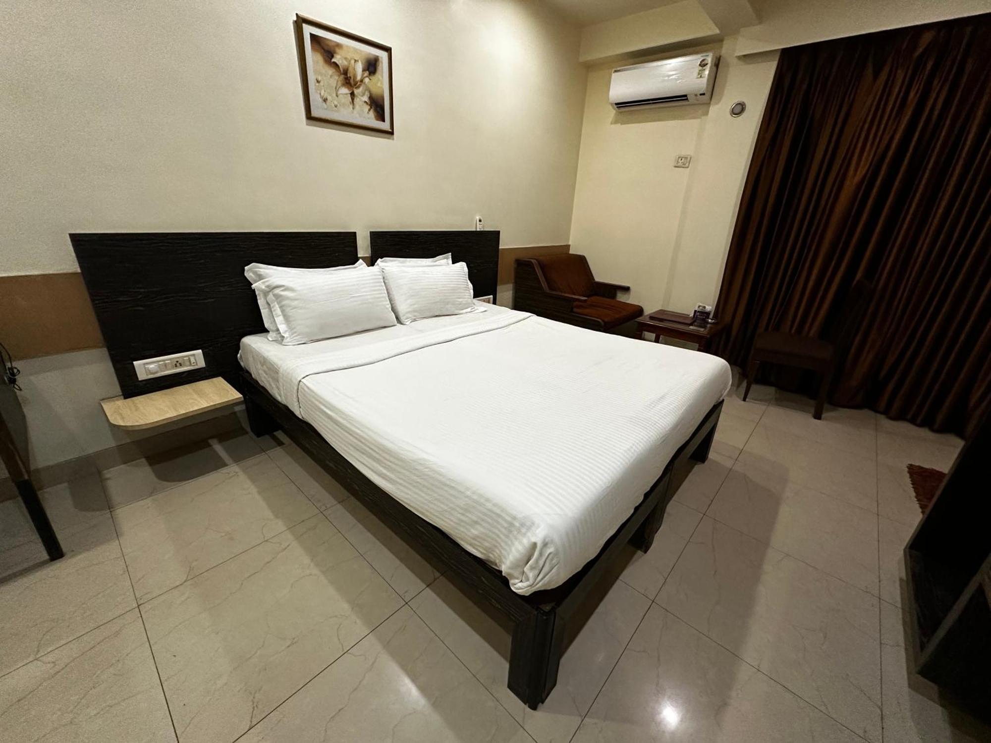 The Saffron Suites Sasupāda Esterno foto