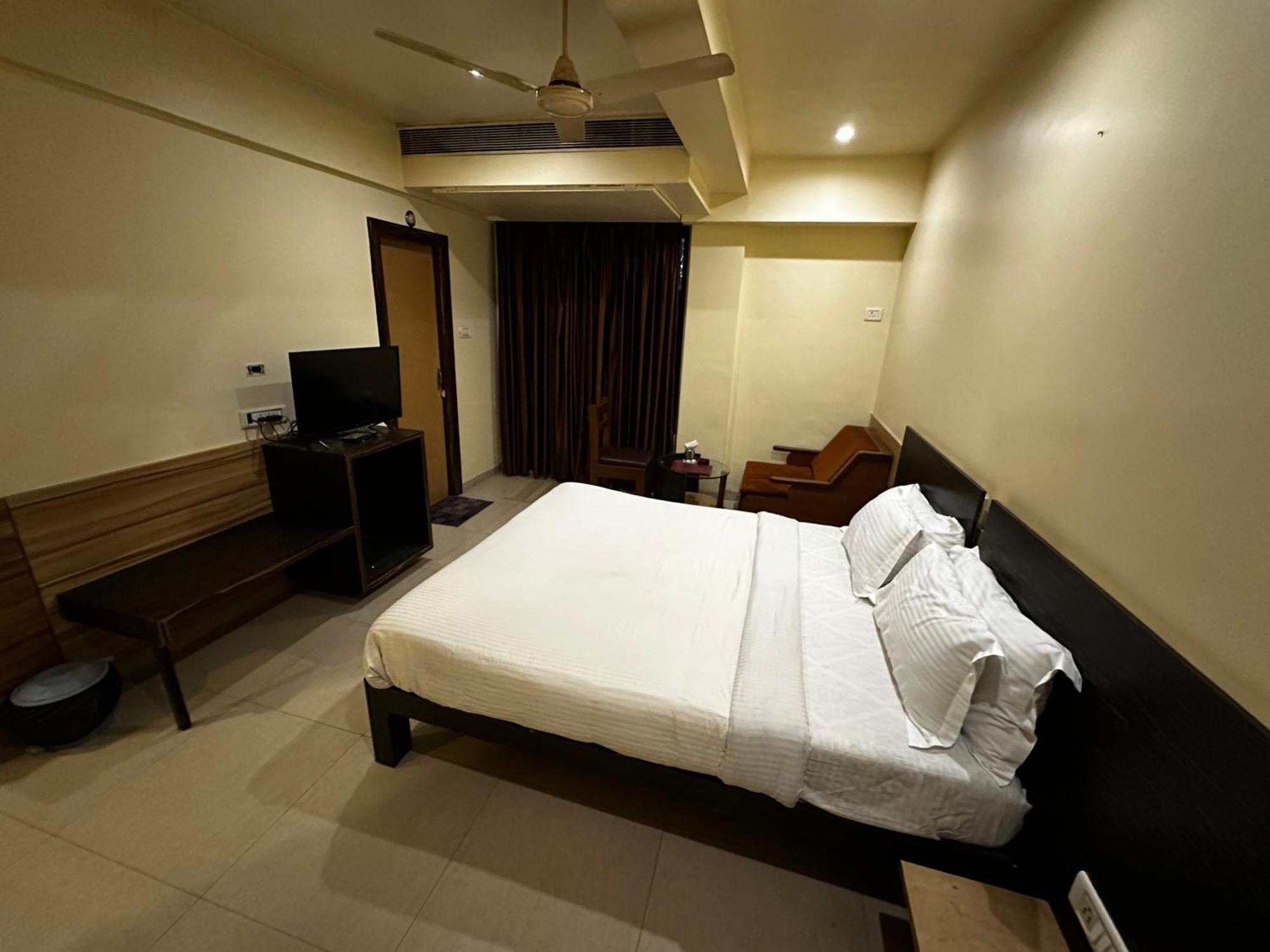 The Saffron Suites Sasupāda Esterno foto
