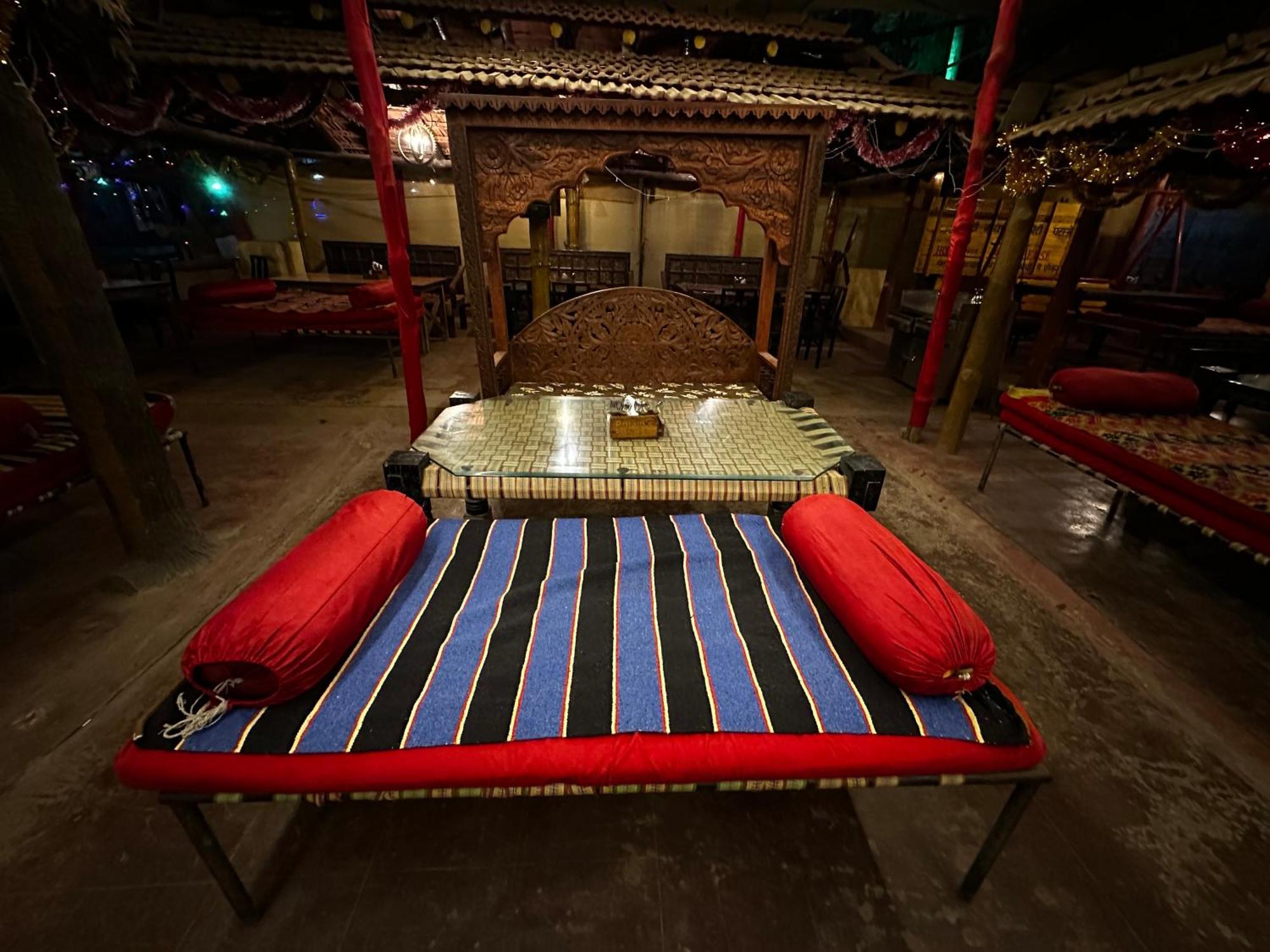 The Saffron Suites Sasupāda Esterno foto
